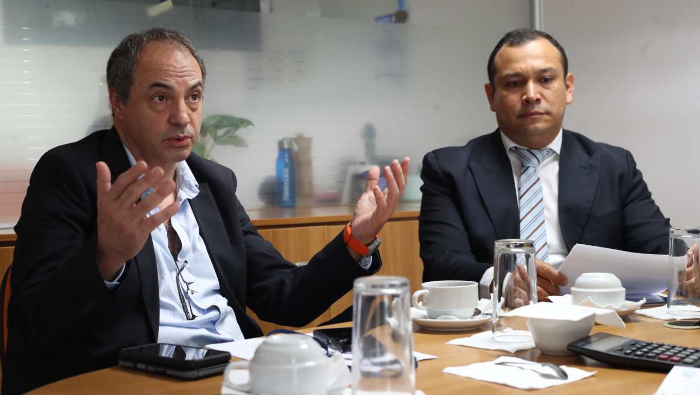 Sandro Testelli, director de país de Convía, y Kevyn Valencia, director ejecutivo en funciones de la ANI, explicaron la recalibración del proyecto y los avances en la construcción y rehabilitación de la Autopista Escuintla-Puerto Quetzal (AEPQ), desarrollada bajo el modelo de alianza público-privada (APP). (Foto Prensa Libre: Esvin García)