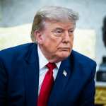 El presidente estadounidense Donald Trump se reúne con el primer ministro iraquí Ali al-Zaidi en la Casa Blanca.