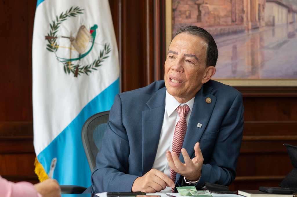 Álvaro González Ricci, presidente del Banguat, explica las particularidades del proceso de impresión de billetes de Guatemala, que se producen en el extranjero. (Foto Prensa Libre, cortesía del Banguat)