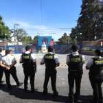 Policías resguardan la entrada de la Universidad de San Carlos de Guatemala (USAC) durante manifestaciones