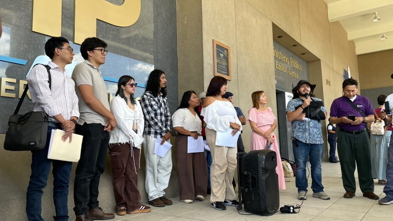 Estudiantes de la Usac presentan una denuncia en el Ministerio Público por la eliminación de sus registros académicos.