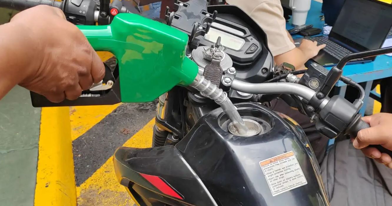 Etanol gasolina con etanol persona despachando gasolina