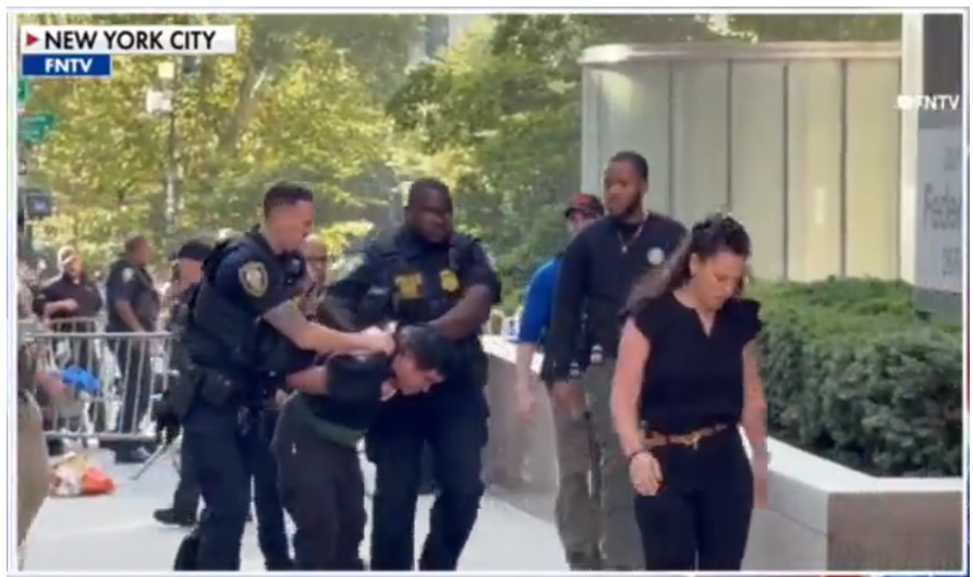 El sospechoso fue capturado poco después de lanzar un artefacto explosivo casero frente a un edificio federal en Ciudad de Nueva York. (Foto Prensa Libre: Captura de pantalla de video de la cuenta de X @FoxNews)