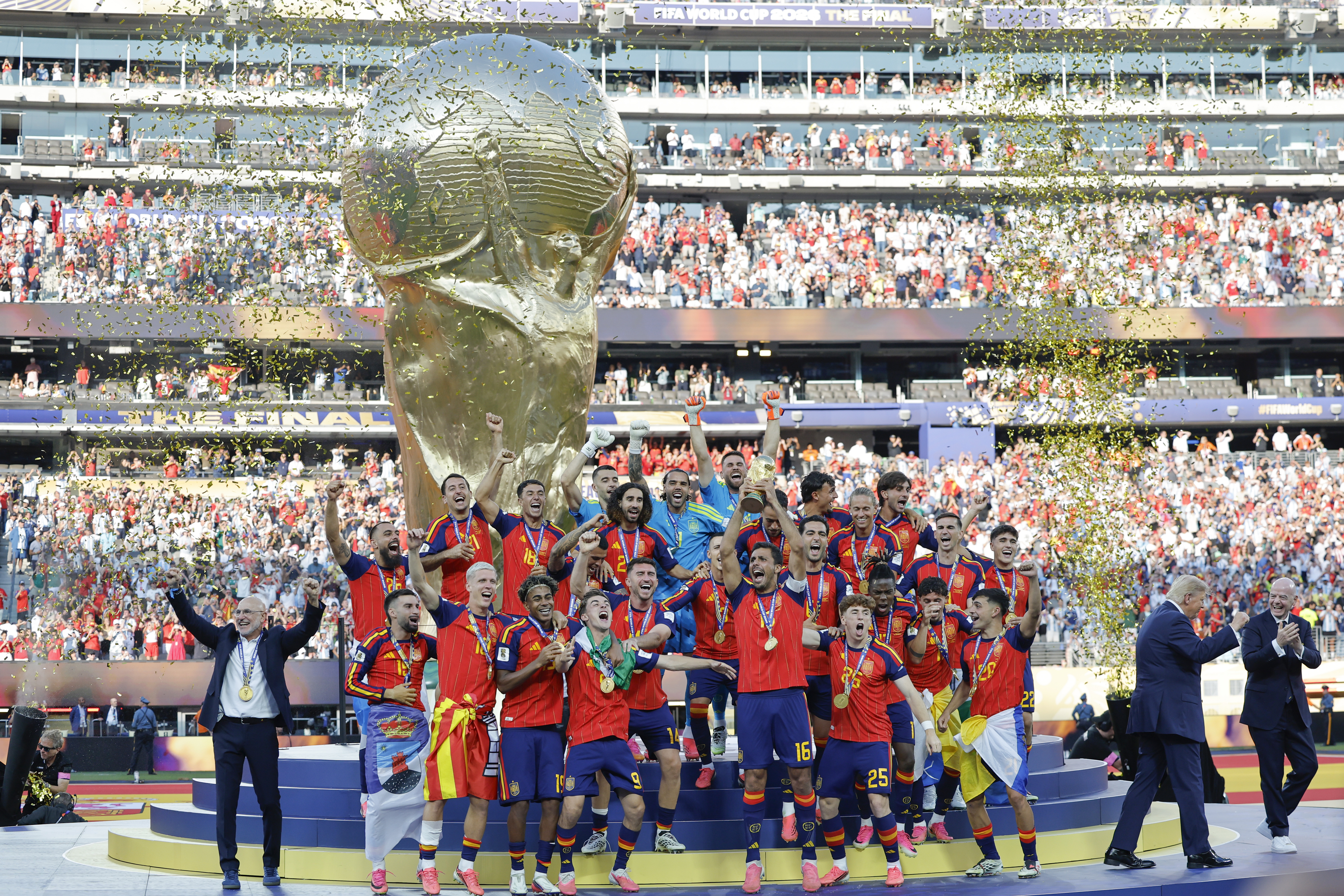 GR1026. EAST RUTHERFORD (ESTADOS UNIDOS), 19/07/2026.- Jugadores de España celebran con el trofeo del Mundial de la FIFA 2026 este domingo, tras vencer a Argentina en la final en el estadio MetLife en East Rutherford (NJ, EE.UU.). EFE/ Lavandeira Jr