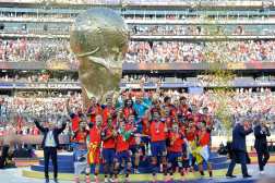 GR1026. EAST RUTHERFORD (ESTADOS UNIDOS), 19/07/2026.- Jugadores de España celebran con el trofeo del Mundial de la FIFA 2026 este domingo, tras vencer a Argentina en la final en el estadio MetLife en East Rutherford (NJ, EE.UU.). EFE/ Lavandeira Jr