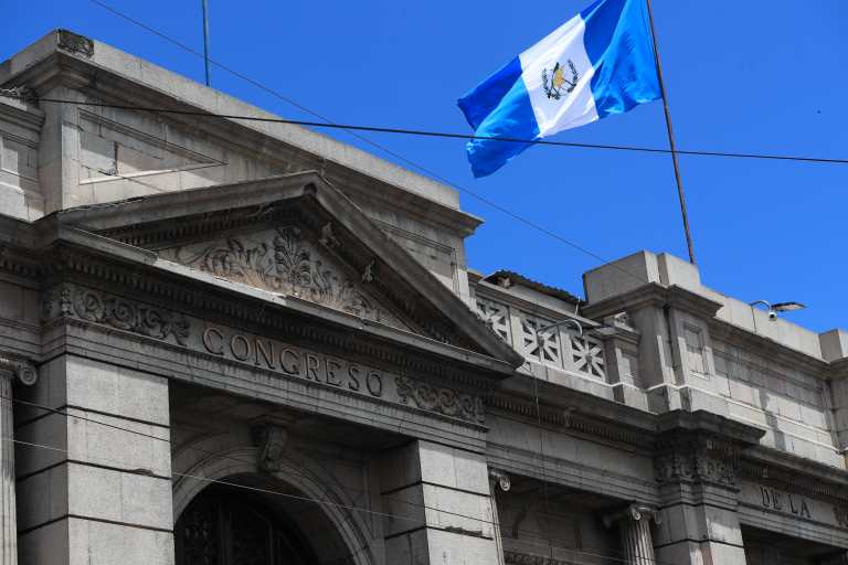 Congreso casi duplicó las plazas temporales en 1