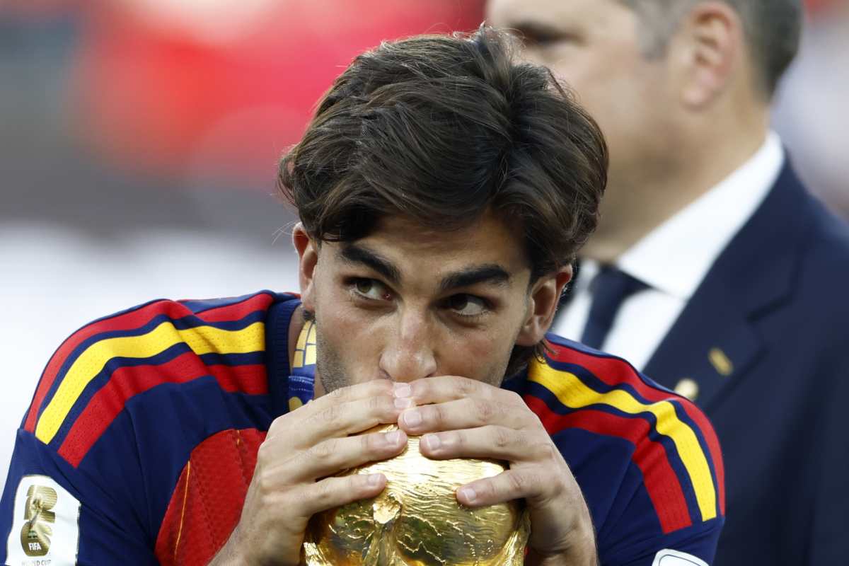 “Quieren subirse a la ola” La reacción de la Casa Blanca a una gorra que usó Ferran Torres y que hace alusión a Trump