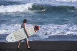 EL PAREDîN, TURISMO. Se visit la playa de El Paredn en Sipacate, Escuintla para documentar sobre el turismo y la posibilidad de que este lugar sea un destino de turismo tipo Surf City en El Salvador. En la imagen, surf en El Paredn.

Juan Diego Gonzlez.  030726
