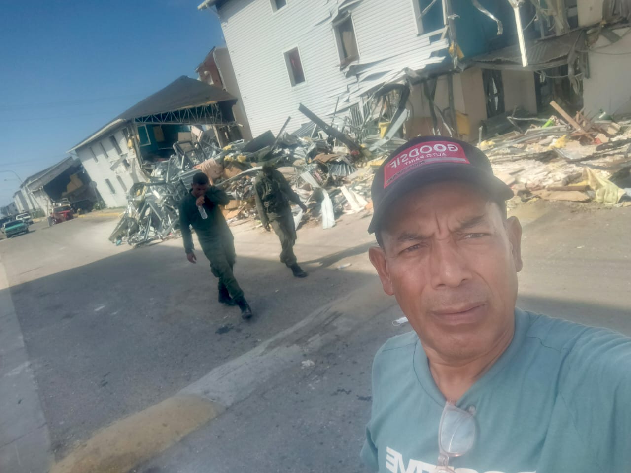 Gabriel Granillo Mazariegos permanece en la zona afectada por los terremotos en el estado La Guaira, Venezuela, mientras espera apoyo para regresar a Guatemala. (Foto Prensa Libre: Cortesía Gabriel Granillo Mazariegos)