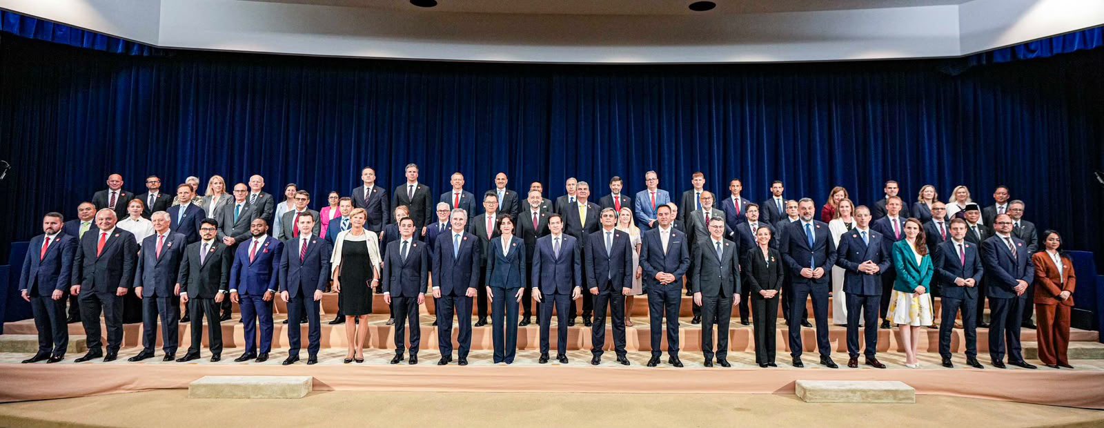 Representantes de más de 60 países durante la Reunión Ministerial sobre el Resurgimiento del Terrorismo Político en Washington D.C., en la que Guatemala estuvo representada por el embajador Hugo Beteta.