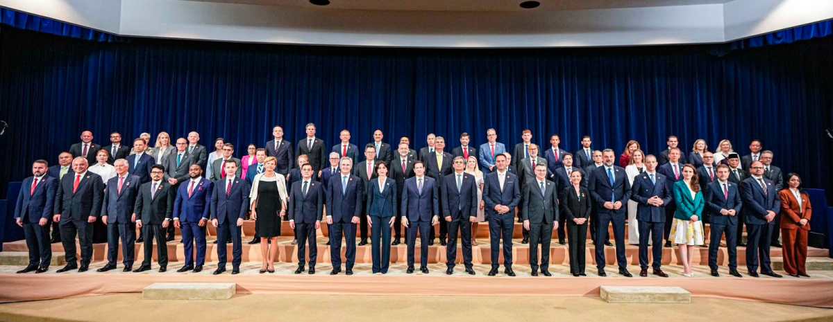 Representantes de más de 60 países durante la Reunión Ministerial sobre el Resurgimiento del Terrorismo Político en Washington D.C., en la que Guatemala estuvo representada por el embajador Hugo Beteta.