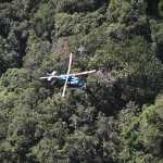 Rescatistas sobrevuelan la zona montañosa de San Miguel Pochuta durante las labores de búsqueda tras el accidente aéreo. (Foto Prensa Libre: Ejército de Guatemala)