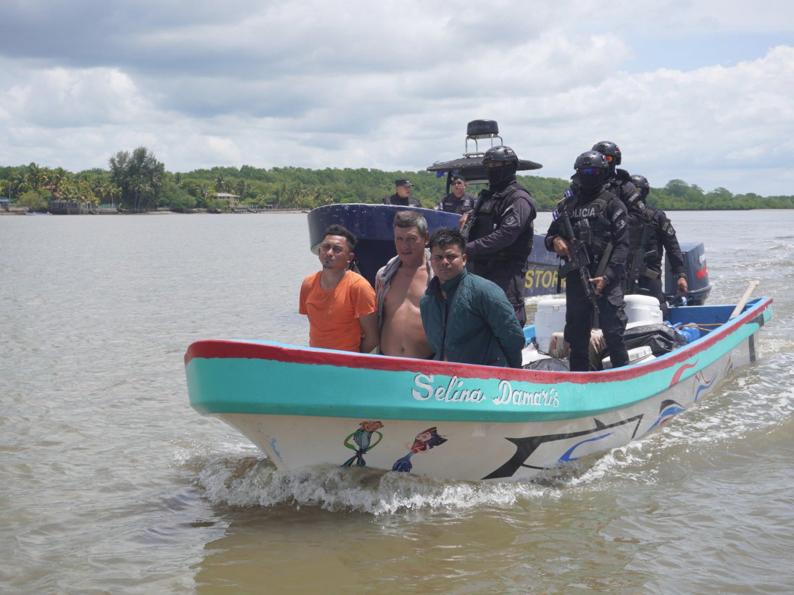En septiembre de 2025, miembros de la Marina Nacional interceptaron la lancha en la que viajaban el guatemalteco Juan Raúl Velásquez y dos salvadoreños con un cargamento de cocaína. (Foto Prensa Libre: Tomada de la cuenta de X @FGR_SV)
