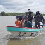 En septiembre de 2025, miembros de la Marina Nacional interceptaron la lancha en la que viajaban el guatemalteco Juan Raúl Velásquez y dos salvadoreños con un cargamento de cocaína. (Foto Prensa Libre: Tomada de la cuenta de X @FGR_SV)