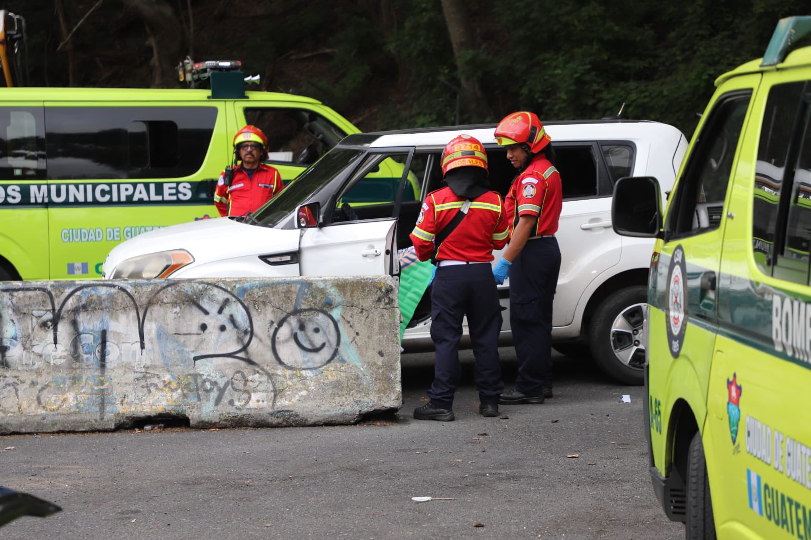 Las diligencias por el ataque armado obligan a cerrar el paso en el sector del puente Olímpico y afectan la circulación vehicular. (Foto Prensa Libre: CBM)