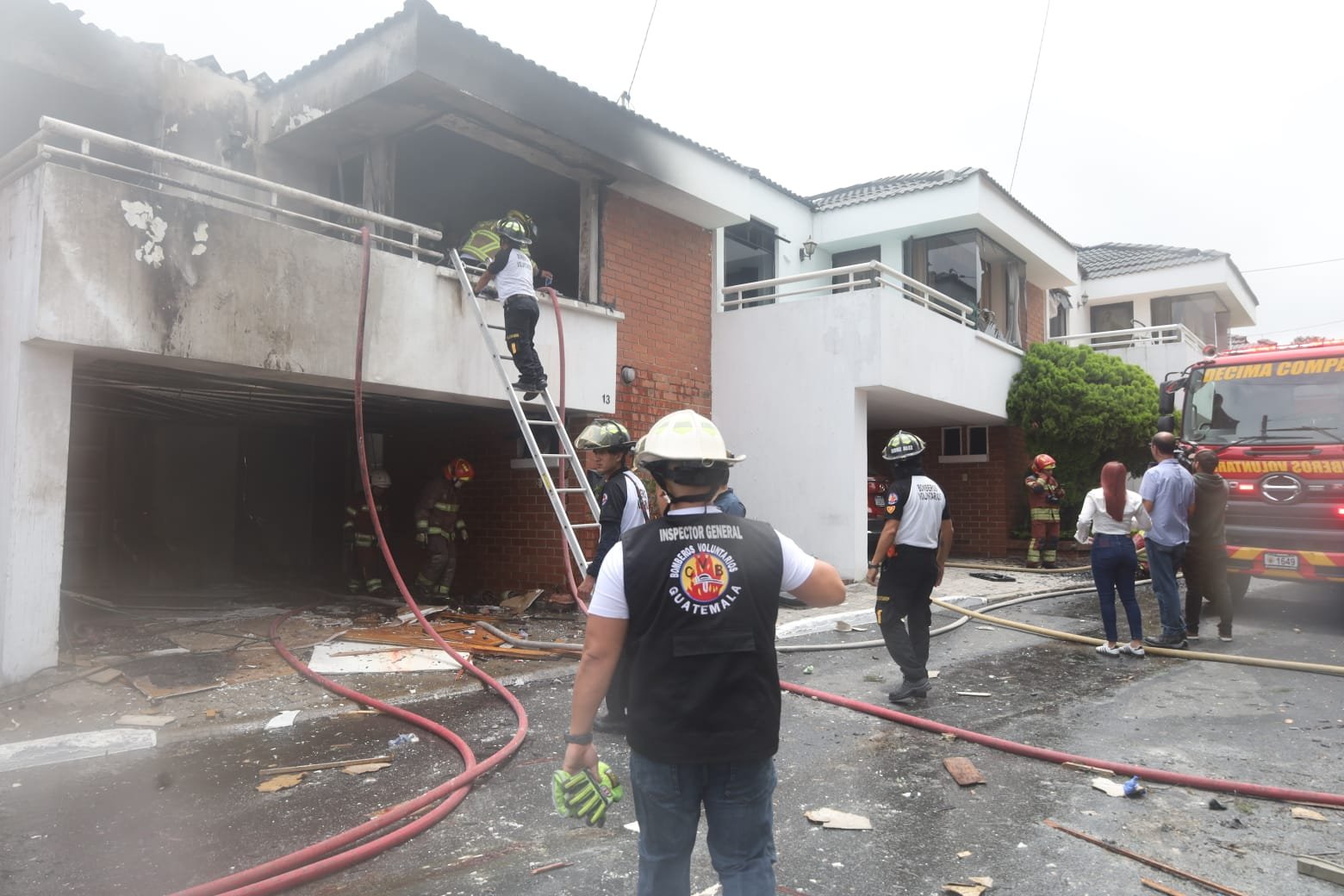 El incendio destruyó la vivienda ubicada en el residencial Las Dalias, zona 3 de Mixco.  (Foto Prensa Libre: CVB)