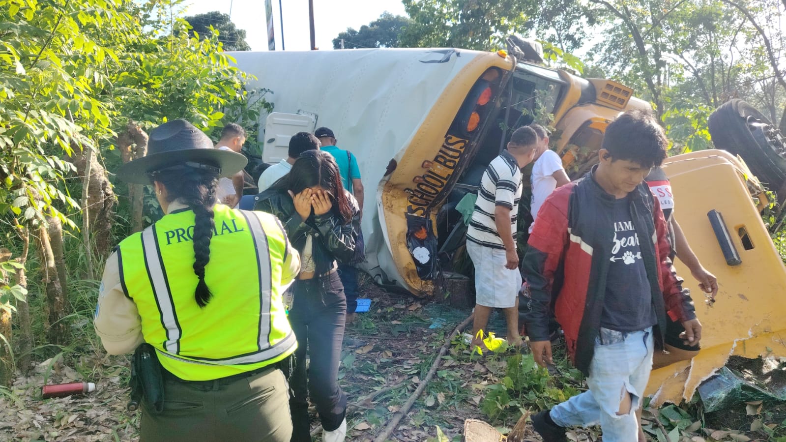 El autobús quedó volcado a un costado de la ruta CA-2 Occidente, donde el accidente dejó al menos 15 personas heridas, cinco de ellas de gravedad. (Foto Prensa Libre: Provial)