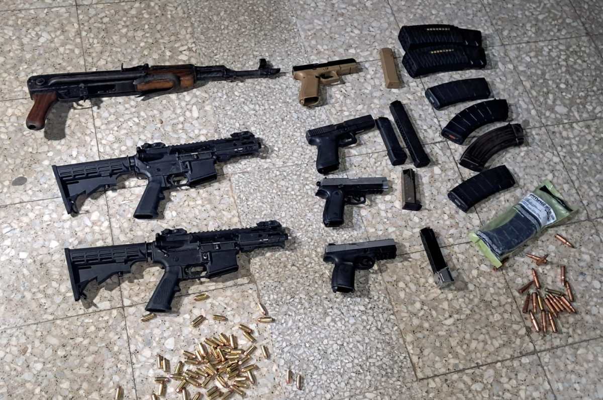Capturan a presunto implicado en triple homicidio y le decomisan fusiles, pistolas y municiones