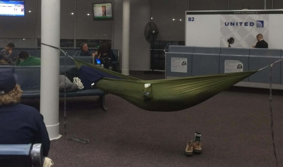 Una publicación de la TSA sobre el uso de hamacas durante escalas largas abrió un debate entre viajeros y expertos sobre la convivencia en los aeropuertos de Estados Unidos. (Foto Prensa Libre: @TSA)
