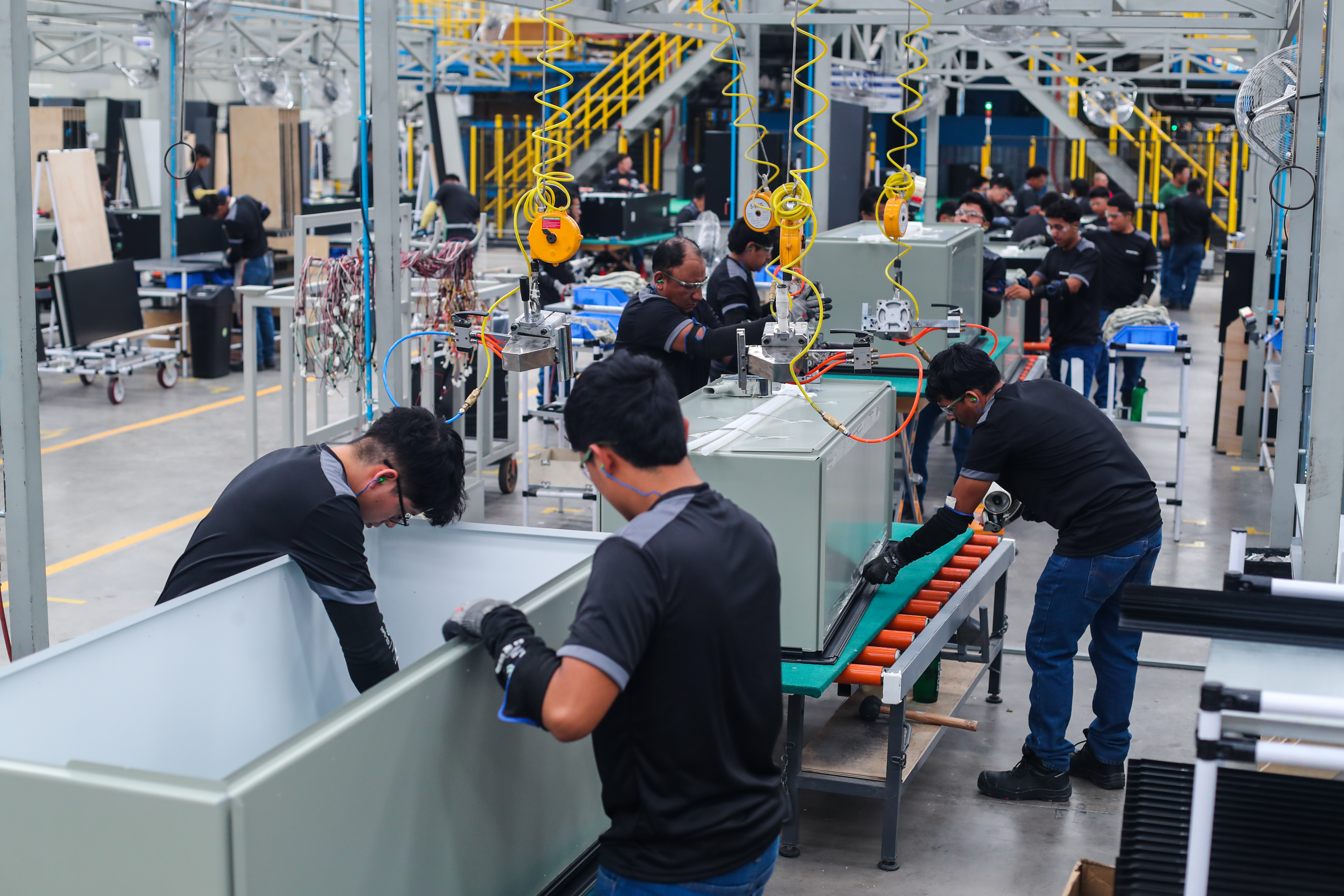 MEGA PLANTA INDUSTRIAL, FOGEL. Se llev a cabo la inauguracin de la Mega Planta de Fogel. Esta est ubicada en el Jocotillo en Villa Canales. Fue construida junto a los socios comerciales de Hoshizaki, empresa japonesa, con una inversin de US$50 millones. Tiene una capacidad de 400 mil unidades de refrigeracin al ao. En la imagen, operaciones en la Mega Planta de Fogel.Juan Diego Gonzlez.  230726