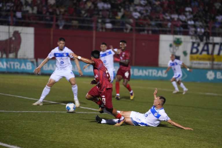 Malacateco rescató un empate agónico ante Cobán Imperial en el arranque del Apertura 2