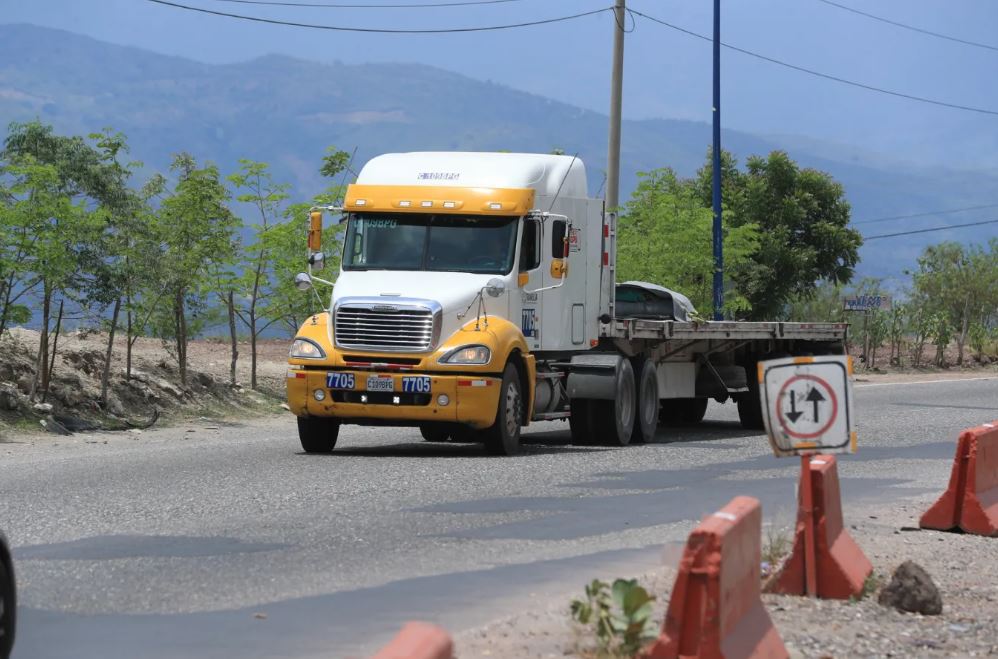 Infraestructura vial 2 camión circulando en carretera de Guatemala