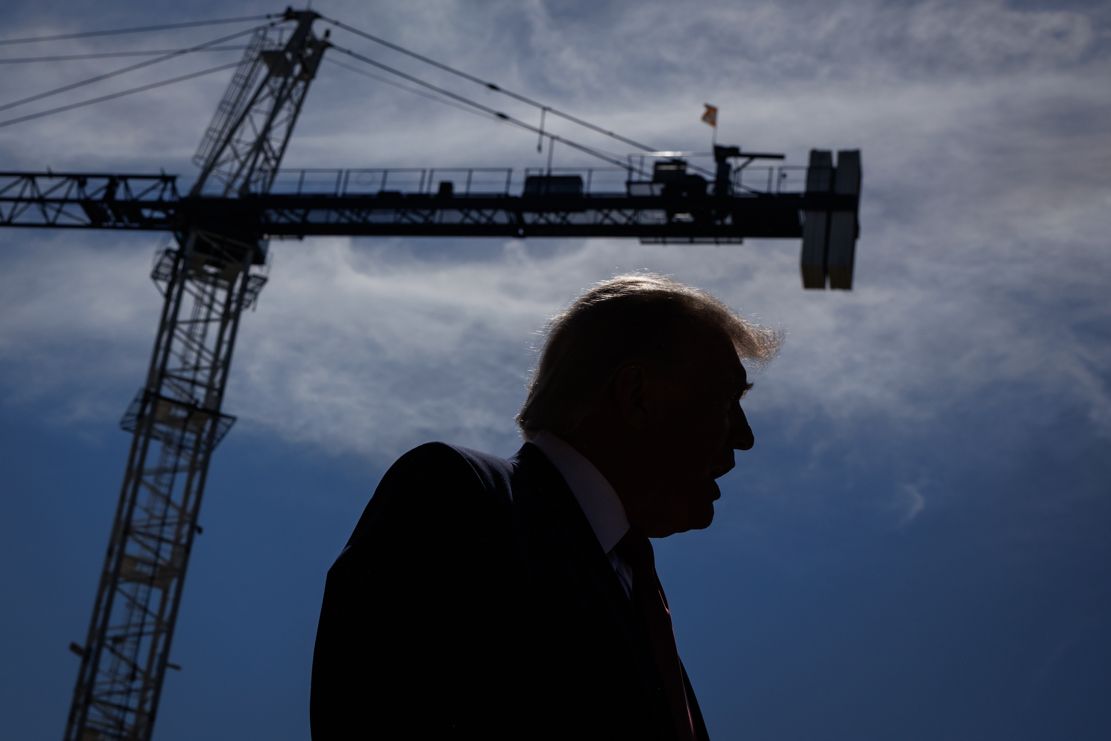Trump prioriza edificación de obras.