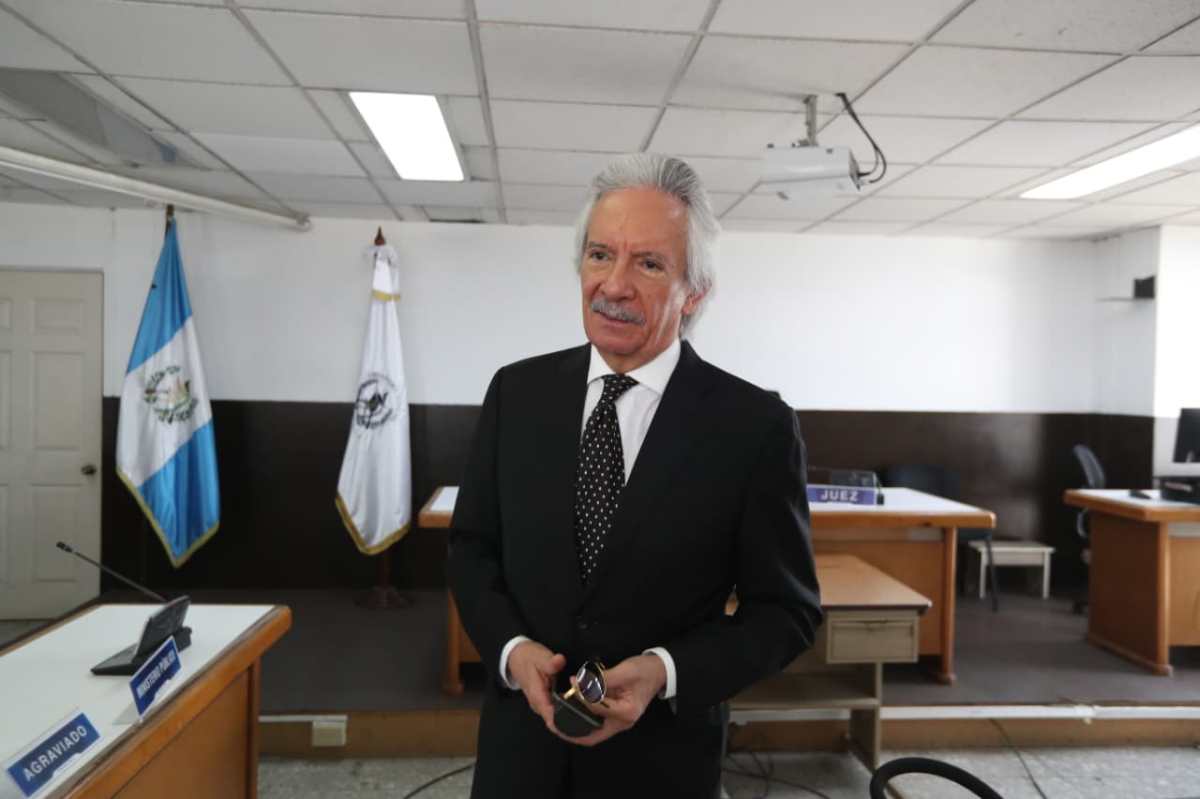 Tribunal aplaza audiencia de Jose Rubén Zamora para revisar solicitud de salida del país por motivos de salud