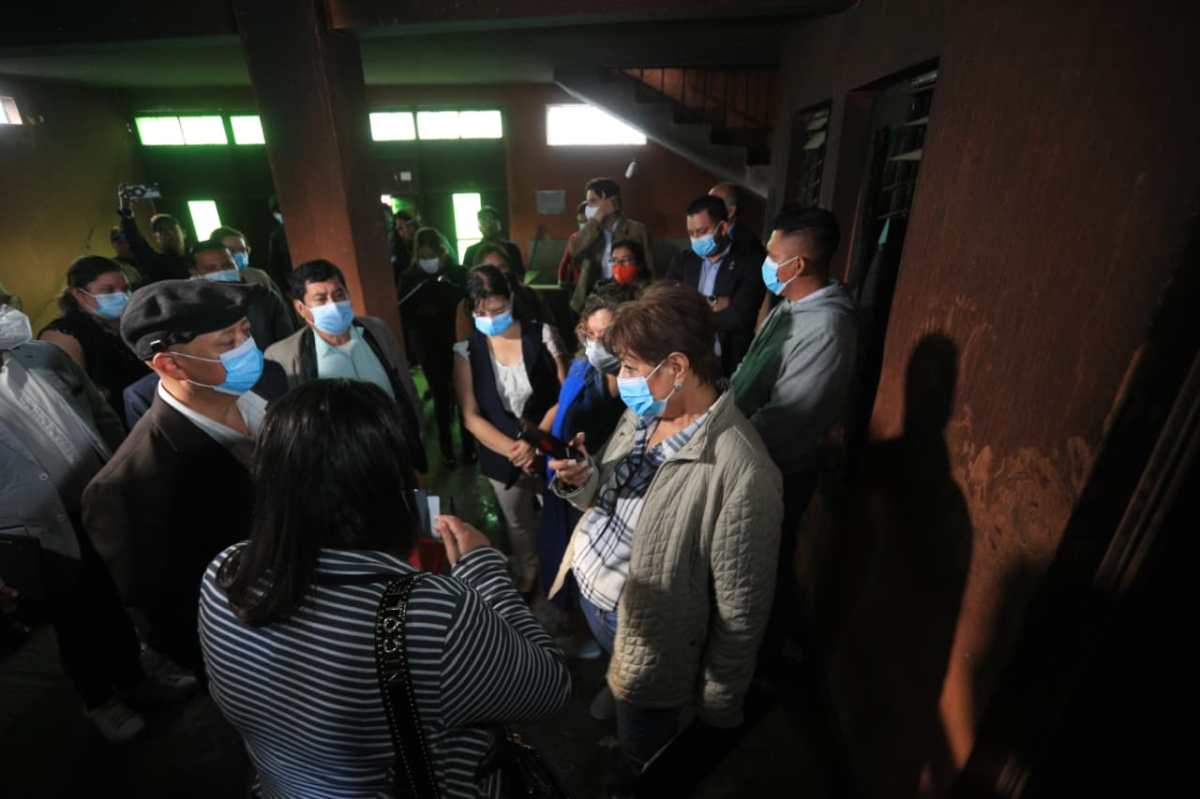 JUEZAS EN INDPECCIÓN JUIDICIAL EN EXSEDE DE LA PNC EN ITZAPA POR MUERTE DE DOS HOMBRES