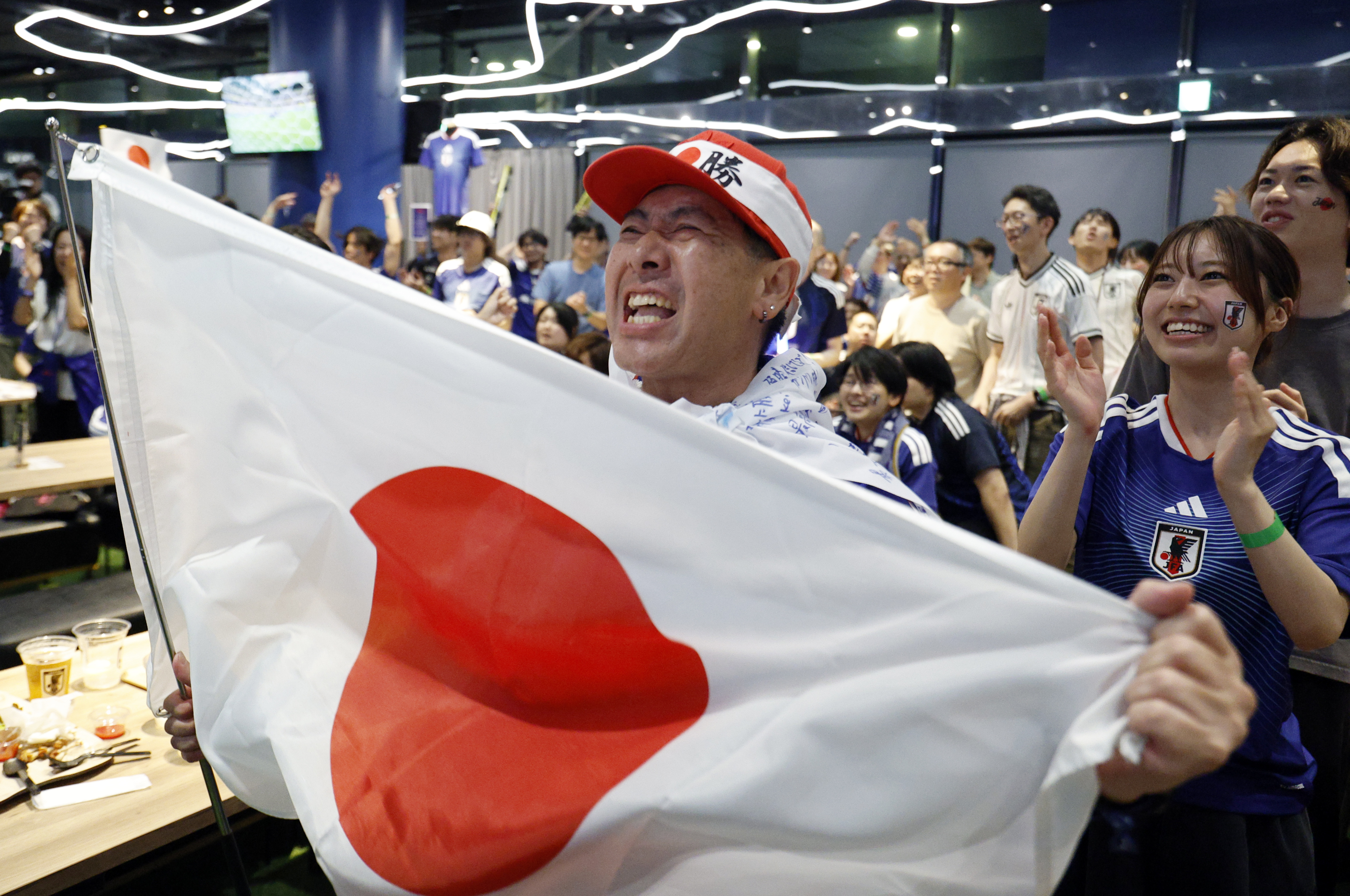 Los aficionados observan el partido de la Copa Mundial de la FIFA 2026 entre Brasil y Japón en Tokio.