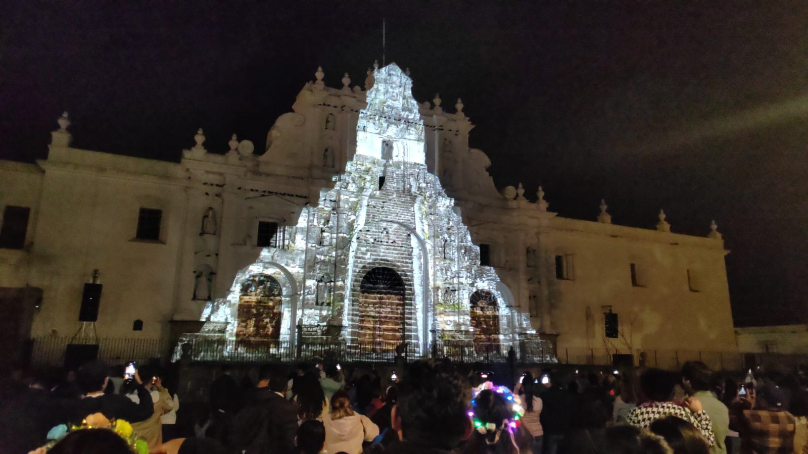 Las fachadas de la Catedral y La Merced cobran vida con videomapping 3D en Antigua Guatemala