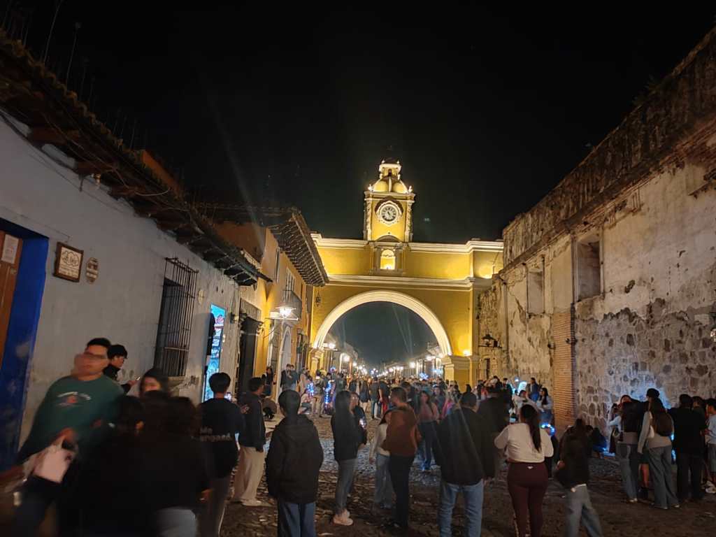 Las fachadas de la Catedral y La Merced cobran vida con videomapping 3D en Antigua Guatemala (1)