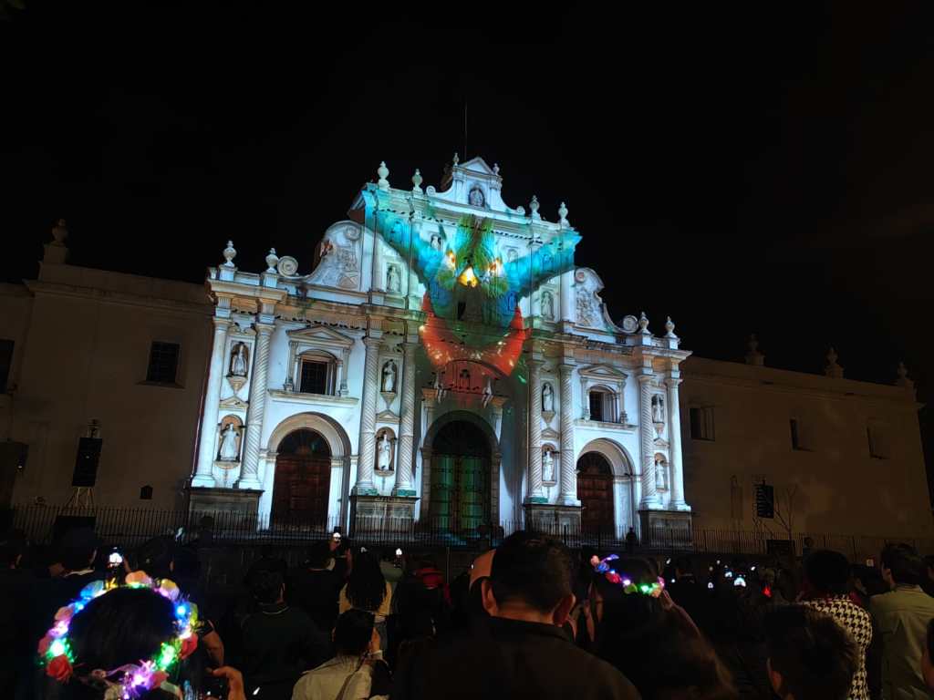 Las fachadas de la Catedral y La Merced cobran vida con videomapping 3D en Antigua Guatemala