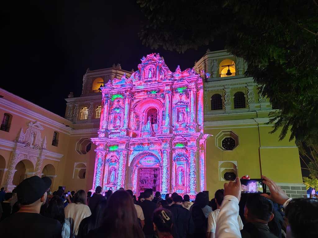 Las fachadas de la Catedral y La Merced cobran vida con videomapping 3D en Antigua Guatemala (1)