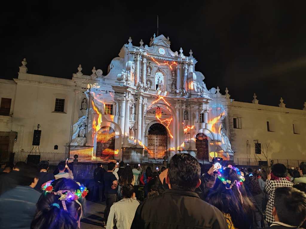 Las fachadas de la Catedral y La Merced cobran vida con videomapping 3D en Antigua Guatemala