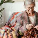 Las manualidades brindan beneficios físicos, emocionales y sociales a los adultos mayores. Foto Prensa Libre: Shutterstock