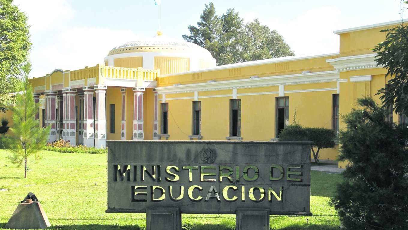 Fachada del Ministerio de Educaci?n MINEDUC localizado en la avenida Reforma zona 1o, donde antes funcionara el Instituto Tezulutlan
Foto: Oscar Rivas 14-01-2013