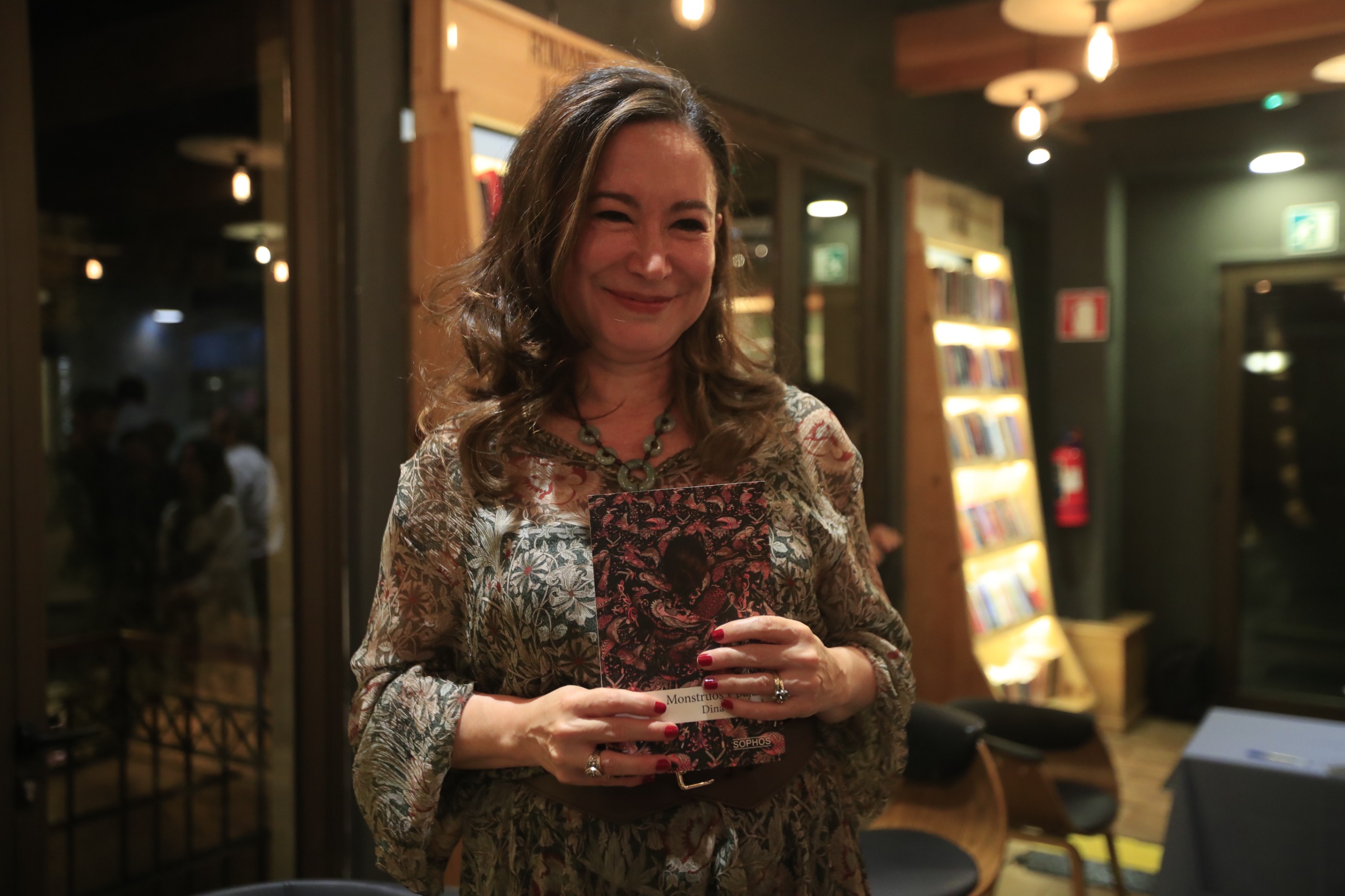 Monstruos y pájaros: de qué trata el primer libro de ficción de Dina Fernández