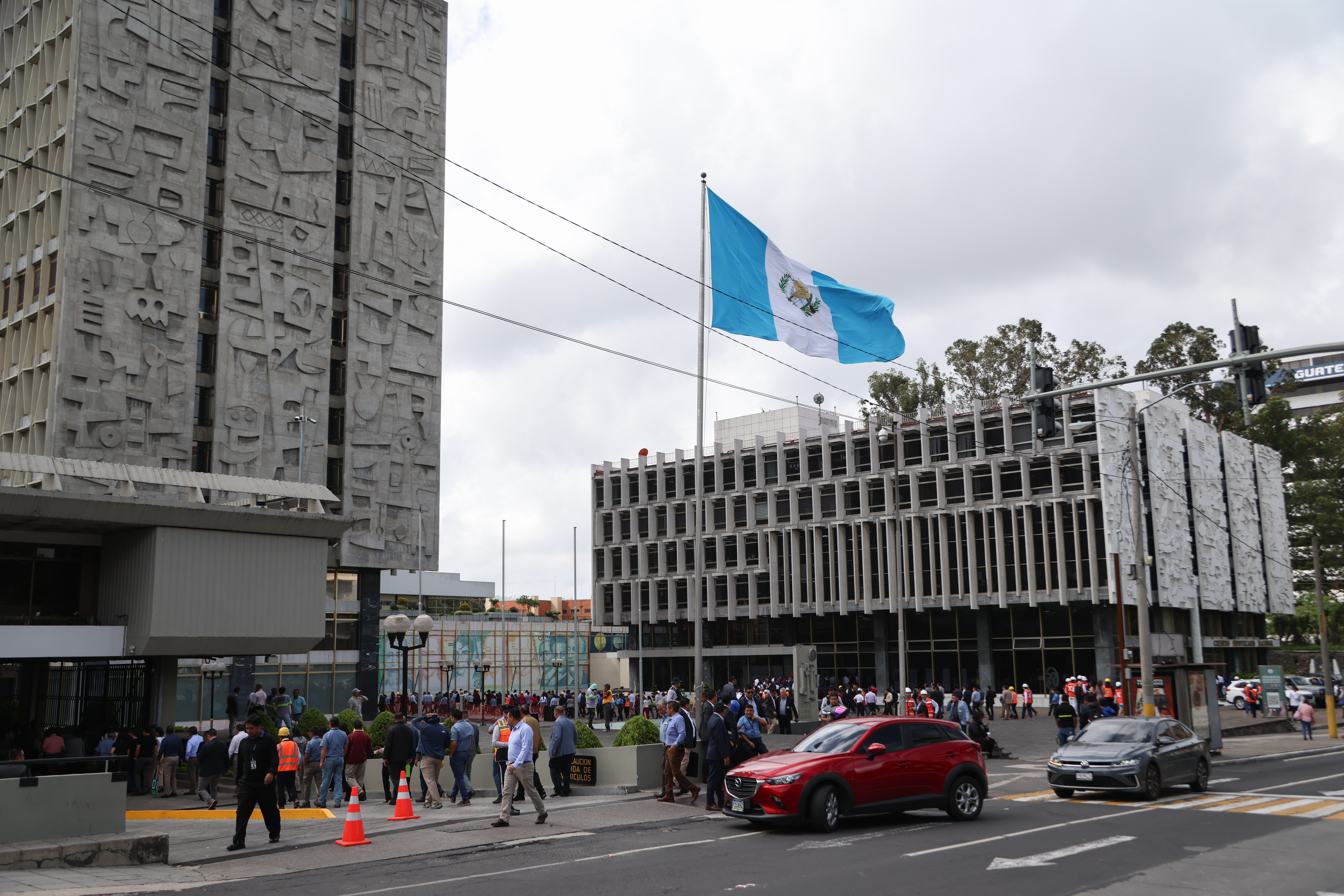 AME128. CIUDAD DE GUATEMALA (GUATEMALA), 17/07/2026.- Personas evacuan de los edificios gubernamentales este viernes luego de un sismo con magnitud 5.6 en la escala de Richter en Ciudad de Guatemala (Guatemala). EFE/ Mariano Macz