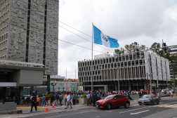 AME128. CIUDAD DE GUATEMALA (GUATEMALA), 17/07/2026.- Personas evacuan de los edificios gubernamentales este viernes luego de un sismo con magnitud 5.6 en la escala de Richter en Ciudad de Guatemala (Guatemala). EFE/ Mariano Macz