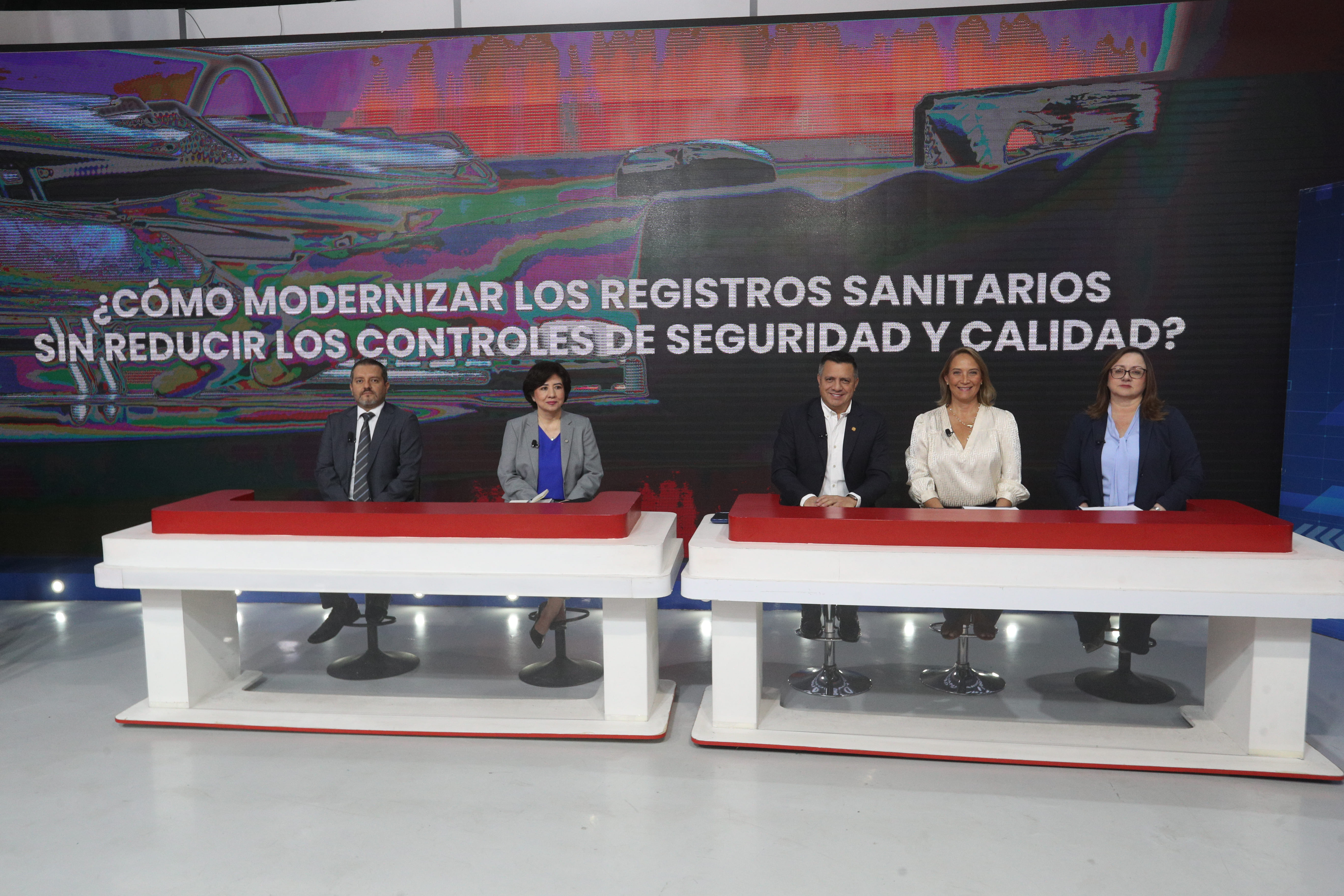 Allan Solís, director de Regulación, Vigilancia y Control de la Salud; Wendy Miranda, jefa de la GAE; Nery Rodas, legislador; Carmen Salguero, coordinadora de Salud de Fundesa, y Claudia del Águila, directora de Incidencia del Entorno Exportador en Agexport