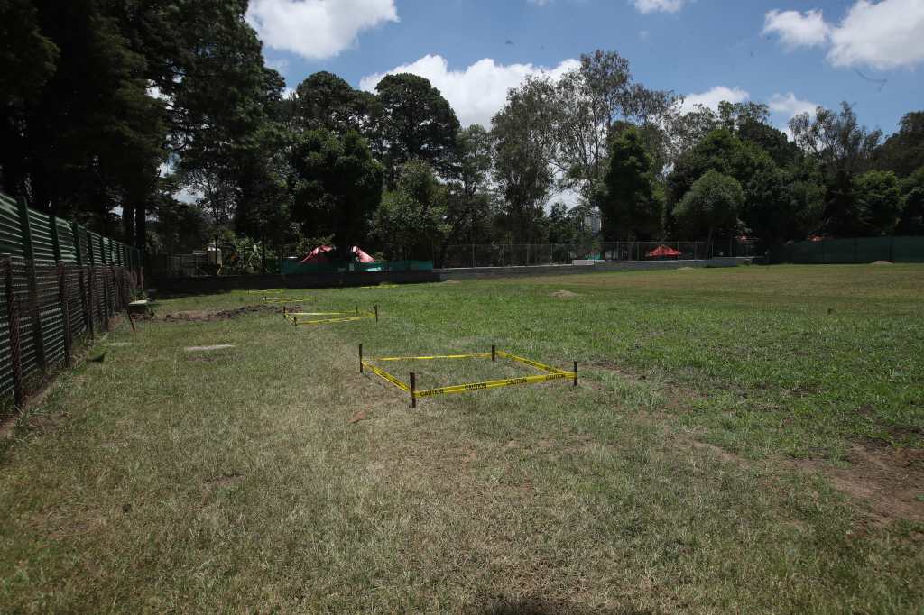La imagen muestra al fondo la salida del paso deprimido del Corredor Verde. Sobre la estructura ya fue reinstalada la grama, luego de construir la plataforma de concreto que permitirá continuar las excavaciones por debajo. Una vez el césped se recupere completamente, la cancha podrá volver a utilizarse mientras avanzan los trabajos en el paso subterráneo.(Foto Prensa Libre: Esbin García)
