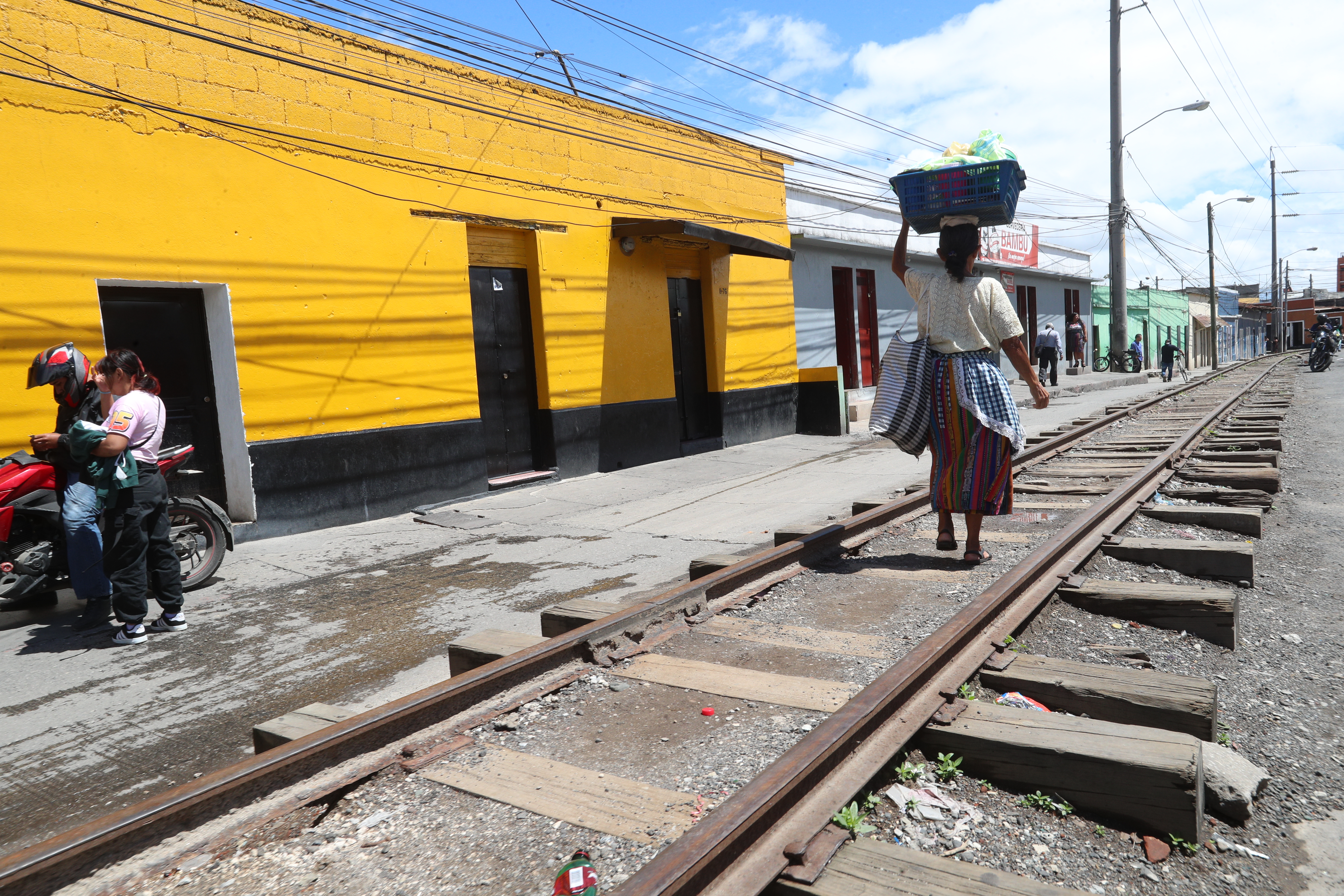 El equipo de Guatevisión y Prensa Libre recorrió distintos tramos de las vías del tren para documentar su estado actual, donde se observaron rieles dañados, acumulación de lodo, pasos vehiculares y sectores ocupados por viviendas y comercios.

foto Byron Rivera 
14/07/2026