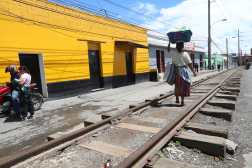 El equipo de Guatevisión y Prensa Libre recorrió distintos tramos de las vías del tren para documentar su estado actual, donde se observaron rieles dañados, acumulación de lodo, pasos vehiculares y sectores ocupados por viviendas y comercios.

foto Byron Rivera 
14/07/2026