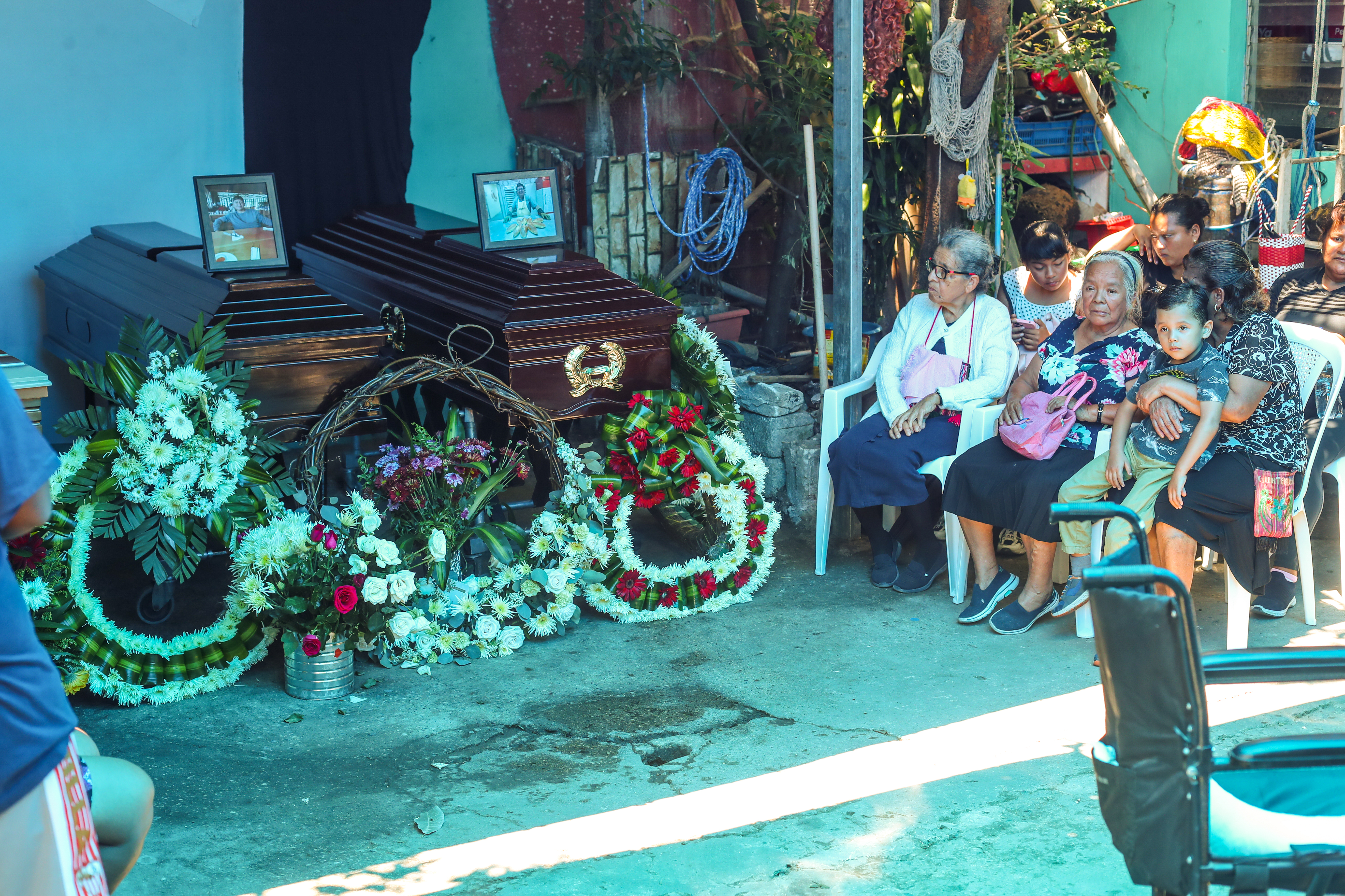 VELORIO FAMILIA TELLO REYES. El pasado sbado 25 de julio se dio un tiroteo en la zona 2 de Boca del Monte en donde resultaron 7 personas fallecidas. Entre las vctimas mortales se encontraban 3 integrantes de una misma familia. El padre Francisco Tello, la madre Mara Eugenia Reyes (La Miamor) y el hijo, Boris Tello reyes, hoy, se visit el lugar para documentar el velorio que se llev a cabo en la casa de la familia, donde tambin, ocurri el tiroteo. En la imagen, velorio de la familia Tello Reyes.

Juan Diego Gonzlez.  280726