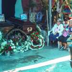 VELORIO FAMILIA TELLO REYES. El pasado sbado 25 de julio se dio un tiroteo en la zona 2 de Boca del Monte en donde resultaron 7 personas fallecidas. Entre las vctimas mortales se encontraban 3 integrantes de una misma familia. El padre Francisco Tello, la madre Mara Eugenia Reyes (La Miamor) y el hijo, Boris Tello reyes, hoy, se visit el lugar para documentar el velorio que se llev a cabo en la casa de la familia, donde tambin, ocurri el tiroteo. En la imagen, velorio de la familia Tello Reyes.
Juan Diego Gonzlez. 280726