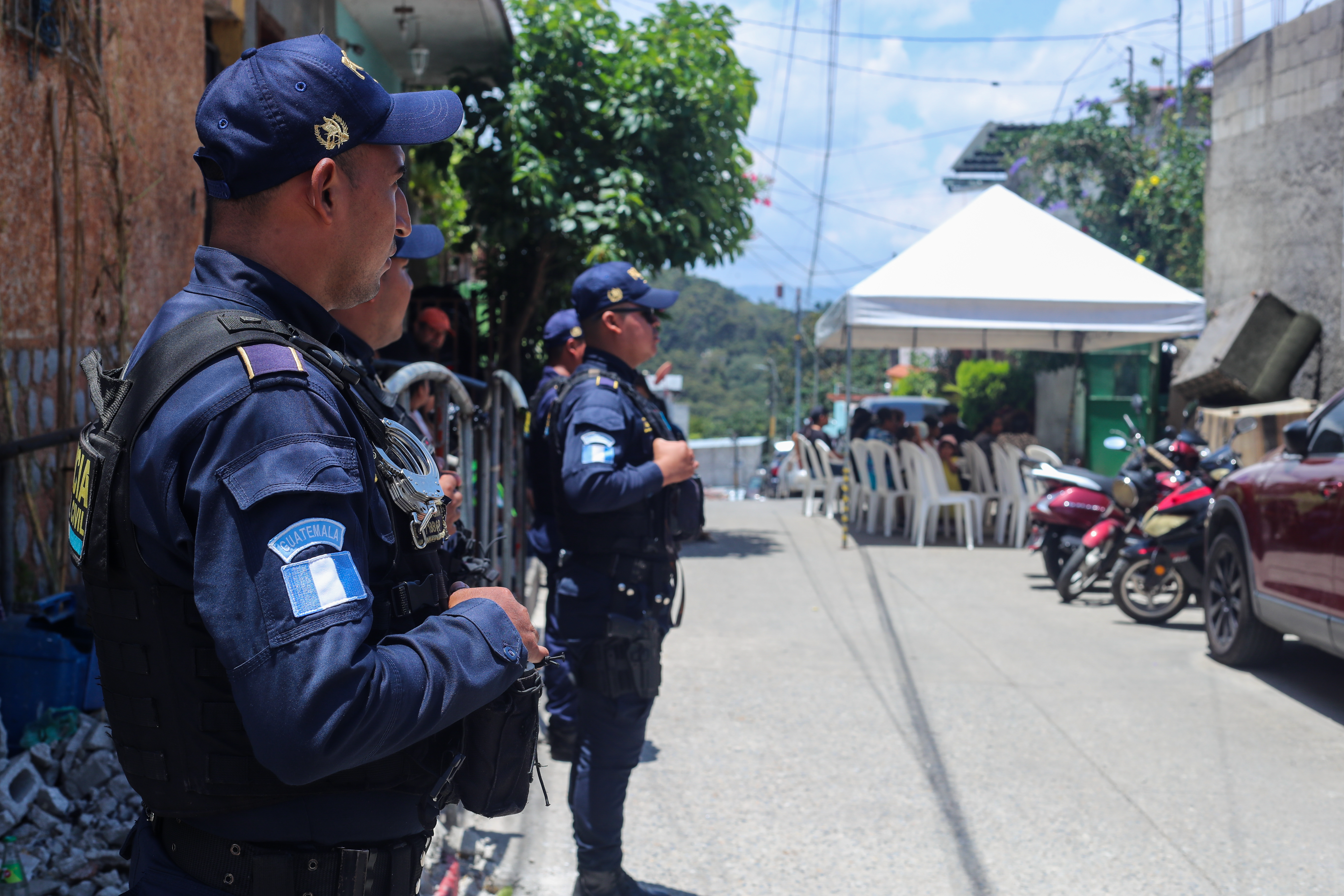 Agentes de la Policía Nacional Civil custodian el sepelio de integrantes de la familia Reyes Tello, cuyos integrantes murieron en un ataque armado el 25 de julio pasado. Foto Prensa Libre: Hemeroteca PL.