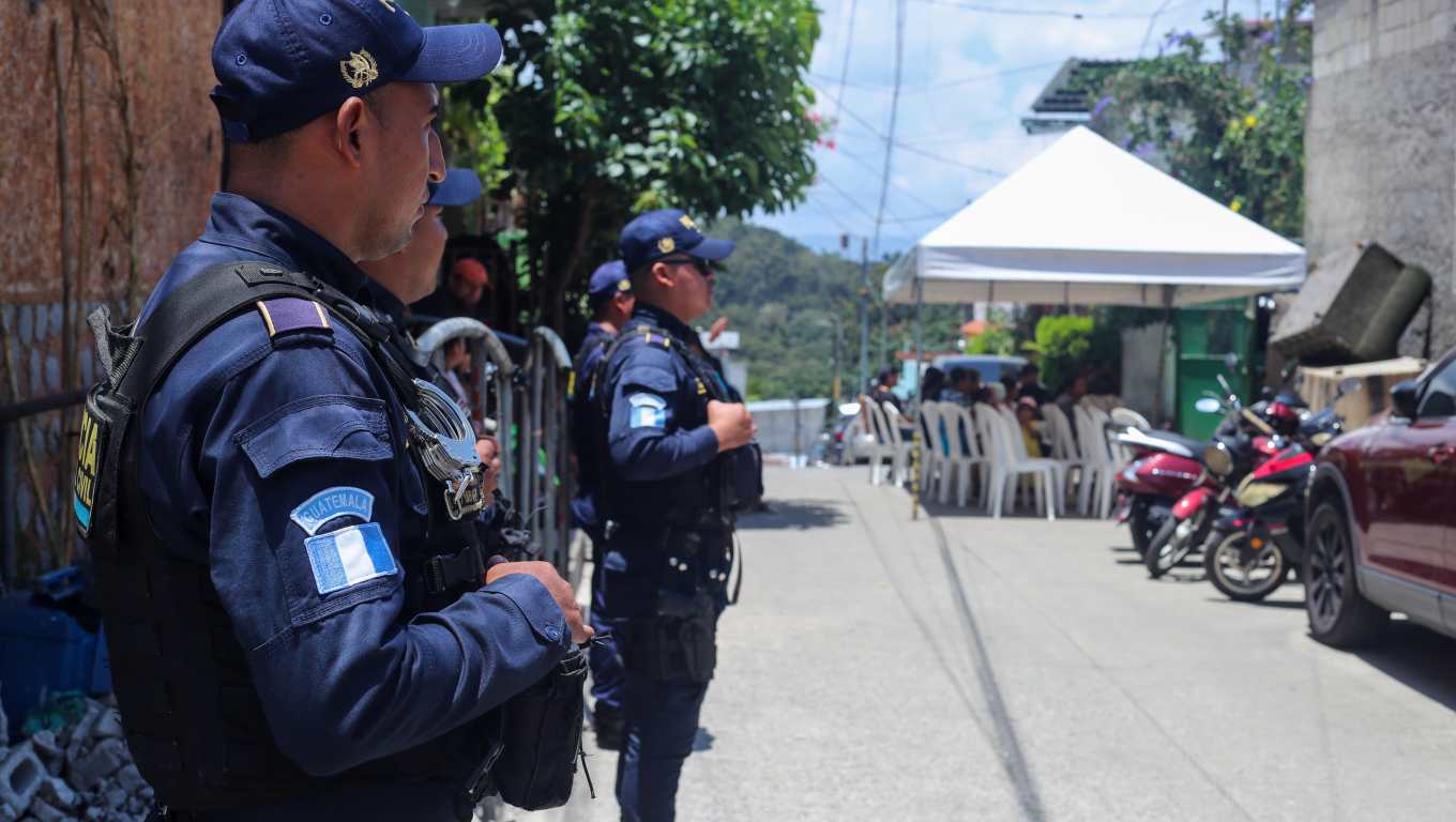 Agentes de la Policía Nacional Civil custodian el sepelio de integrantes de la familia Reyes Tello, cuyos integrantes murieron en un ataque armado el 25 de julio pasado. Foto Prensa Libre: Hemeroteca PL.