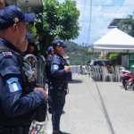 Agentes de la Policía Nacional Civil custodian el sepelio de integrantes de la familia Reyes Tello, cuyos integrantes murieron en un ataque armado el 25 de julio pasado. Foto Prensa Libre: Hemeroteca PL.