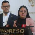 CONGRESO, CITACIONES JEFES BLOQUE. Se visit el Organismo Legislativo para documentar la jornada del da. Se tuvieron varias citaciones, el tema principal, en la mayora de ellas fueron los precios del combustible, adems de la seguridad ciudadana, al final, una reunin a puerta cerrada de jefes de bloque marc en este da la jornada legislativa. En la imagen, se llev una reunin entre algunos jefes de bloque, diputados oficialistas, superintendente de la SAT, ministro de finanzas y viceministra de Economa, para discutir o un posible nuevo subsidio para los combustibles u otra solucin. Diputado Jose Carlos Sanabria y diputada Victoria Palala.
Juan Diego Gonzlez. 300726